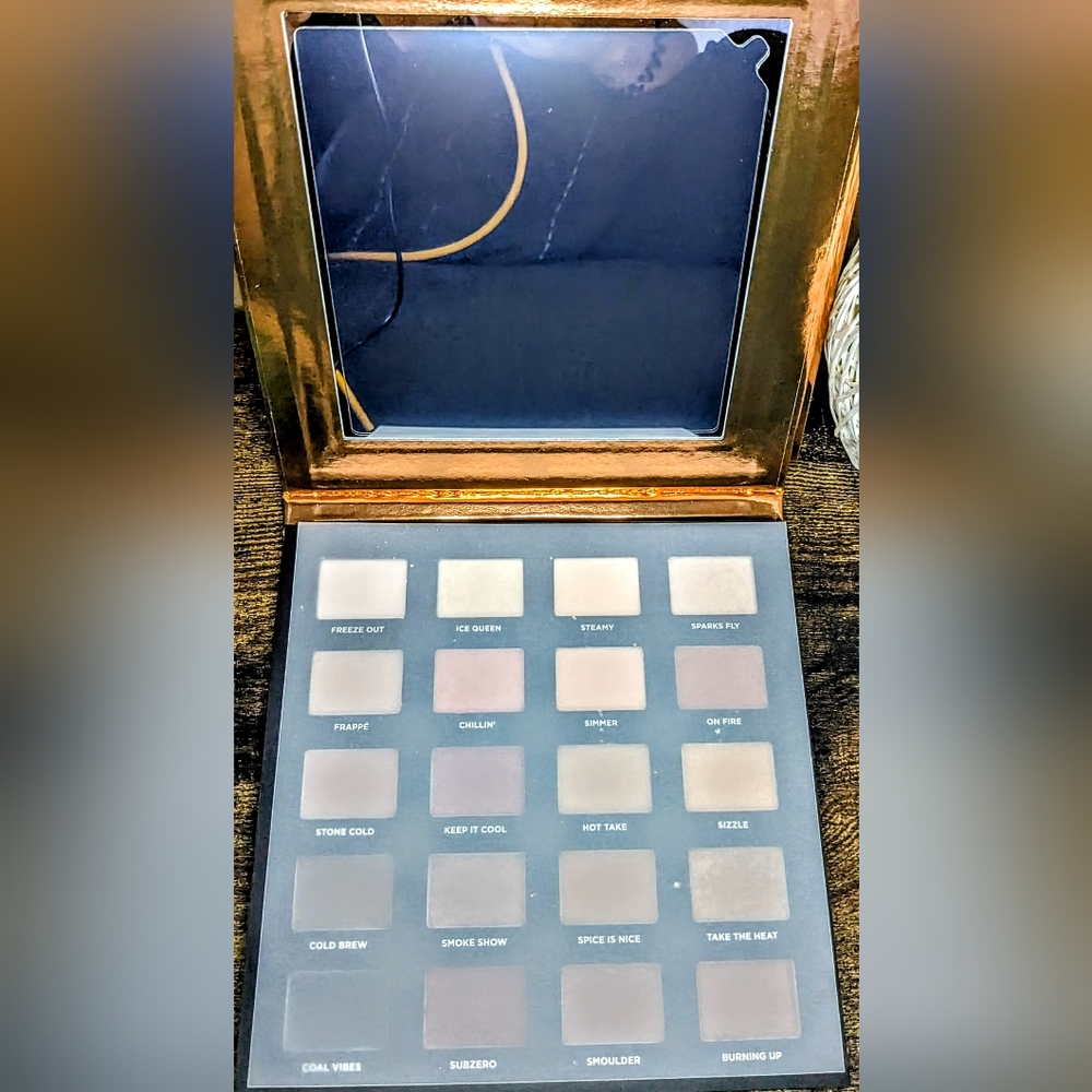 ICONIC LONDON Hotting Up Eyeshadow Palette - Picture 5 of 10